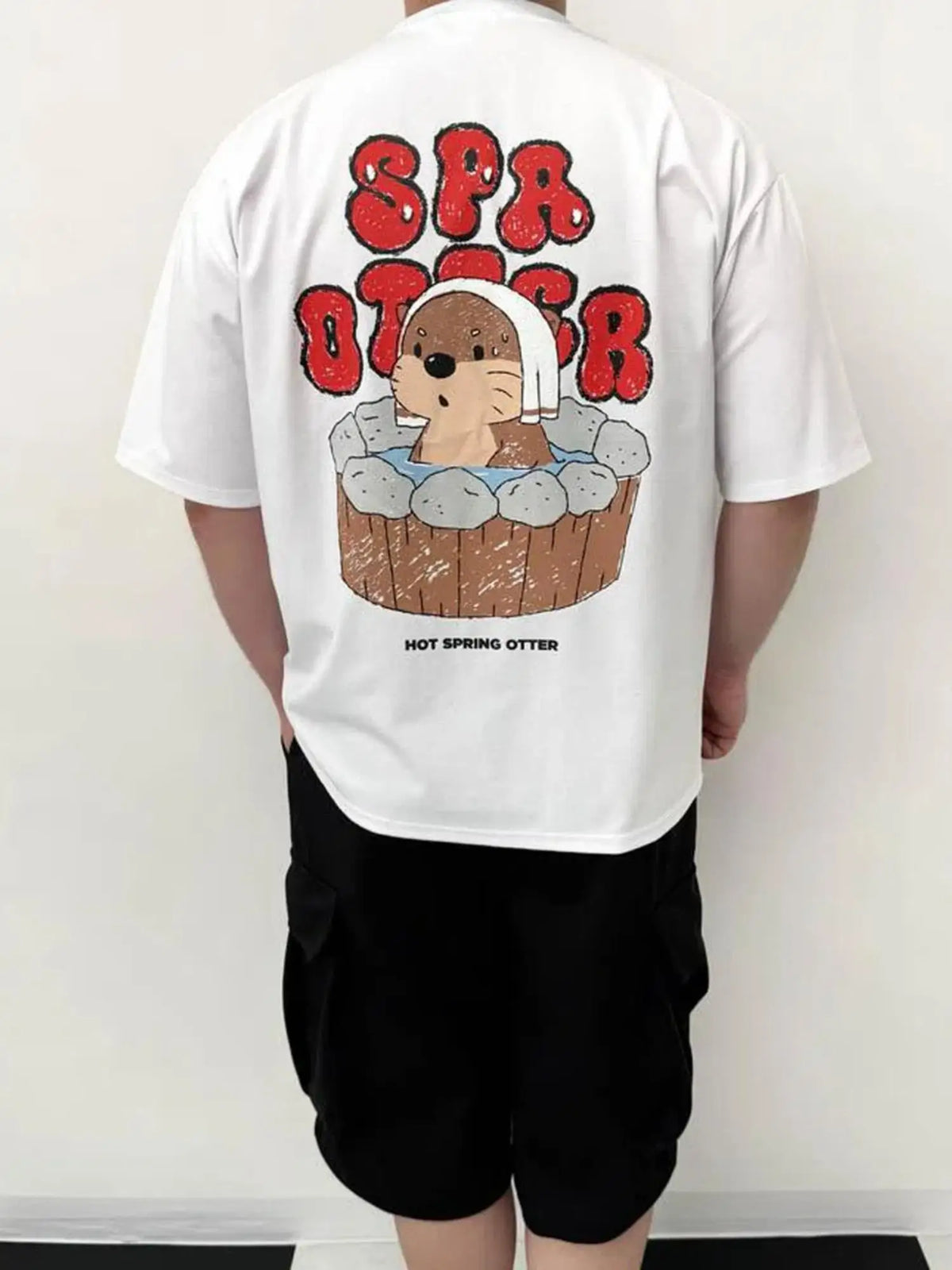 Soft and breathable trendy casual loose-fit comfortable men's short-sleeve t-shirt, cute cartoon animal bathing back print, for daily summer leisure shopping and outdoor activities.