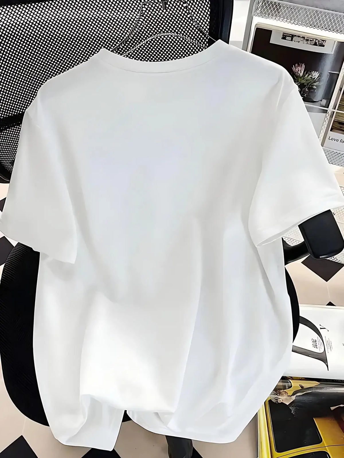 Soft and breathable trendy casual loose-fit comfortable men's short-sleeve t-shirt, cute cartoon animal bathing back print, for daily summer leisure shopping and outdoor activities.